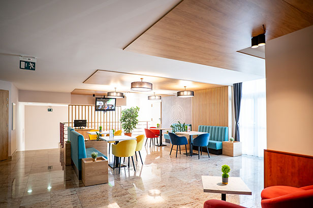 Cafe & Bar