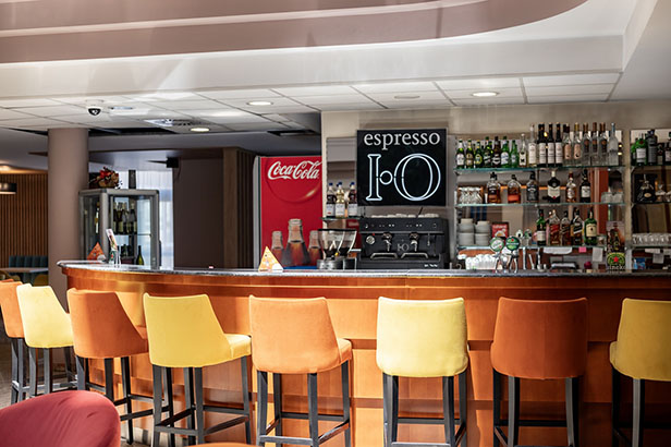 Cafe & Bar